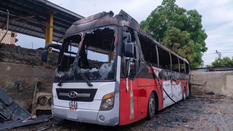 Se incendia autobús en taller de Los Ríos