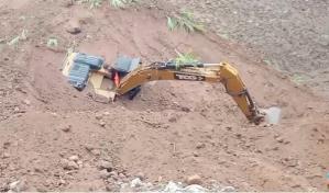 Muere sepultado operador de retroexcavadora durante derrumbe de tierra en una mina de La Vega
