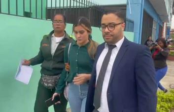 Trasladan venezolana acusada de atropellar al hijo del presidente de Adocco al Tribunal de Tránsito
