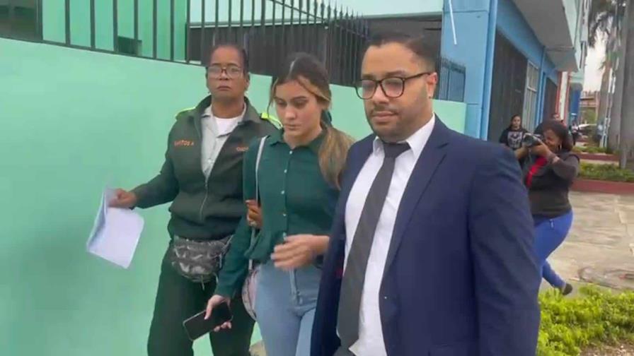 Trasladan venezolana acusada de atropellar al hijo del presidente de Adocco al Tribunal de Tránsito