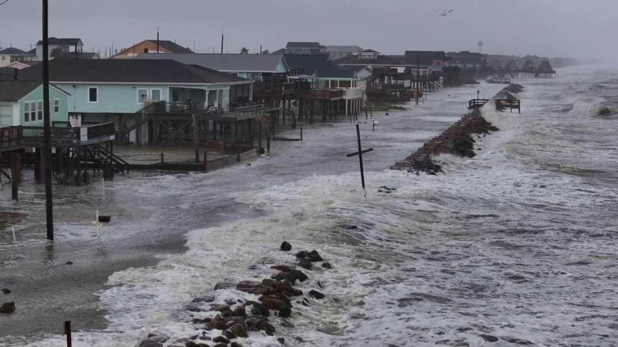 La costa de Texas sufre inundaciones antes de la llegada de la tormenta tropical Alberto