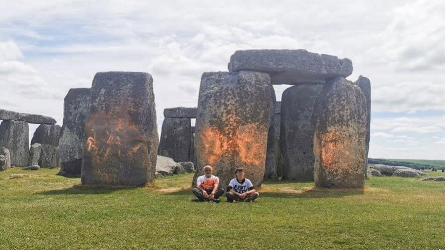 Dos ecologistas detenidos tras rociar con pintura naranja el monumento de Stonehenge