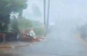 Se registra en Bonao un ventarrón con fuertes aguaceros