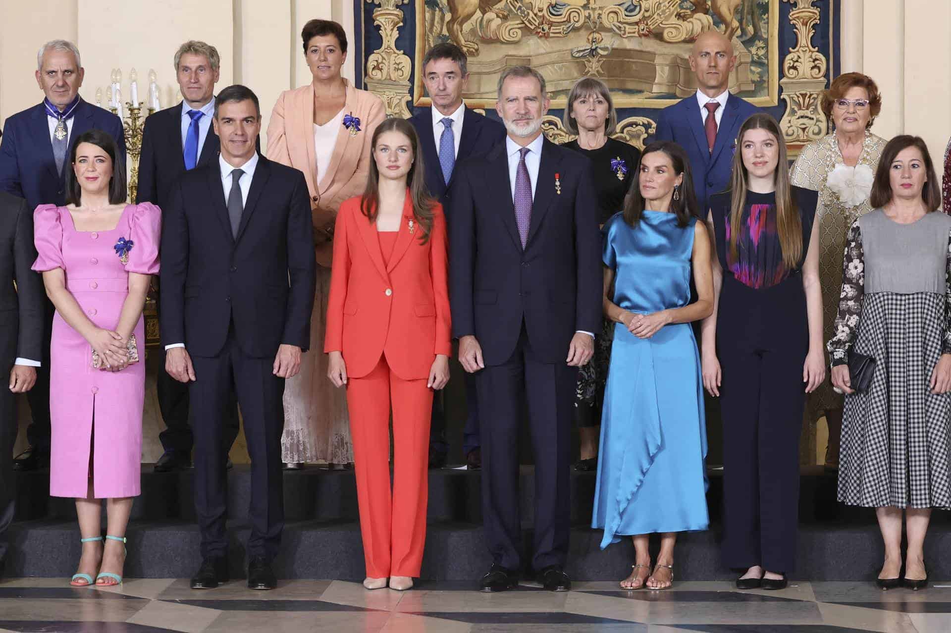  El rey Felipe VI (c) junto a su hija Leonor princesa de Asturias (3i), la infanta Sofía (2d), la reina Letizia (3d), el presidente del gobierno, Pedro Sánchez (2i), y la presidenta del Congreso, Francina Armegol (d), posan con los galardonados, entre ellos la ingeniera andaluza Elísabet Suérez Vargas (i), quien ha recibido la Cruz de Oficial del Mérito Civil, para la foto de familia de la imposición de condecoraciones al mérito civil en el Palacio Real en Madrid donde se conmemora el décimo aniversario del reinado de Felipe VI.