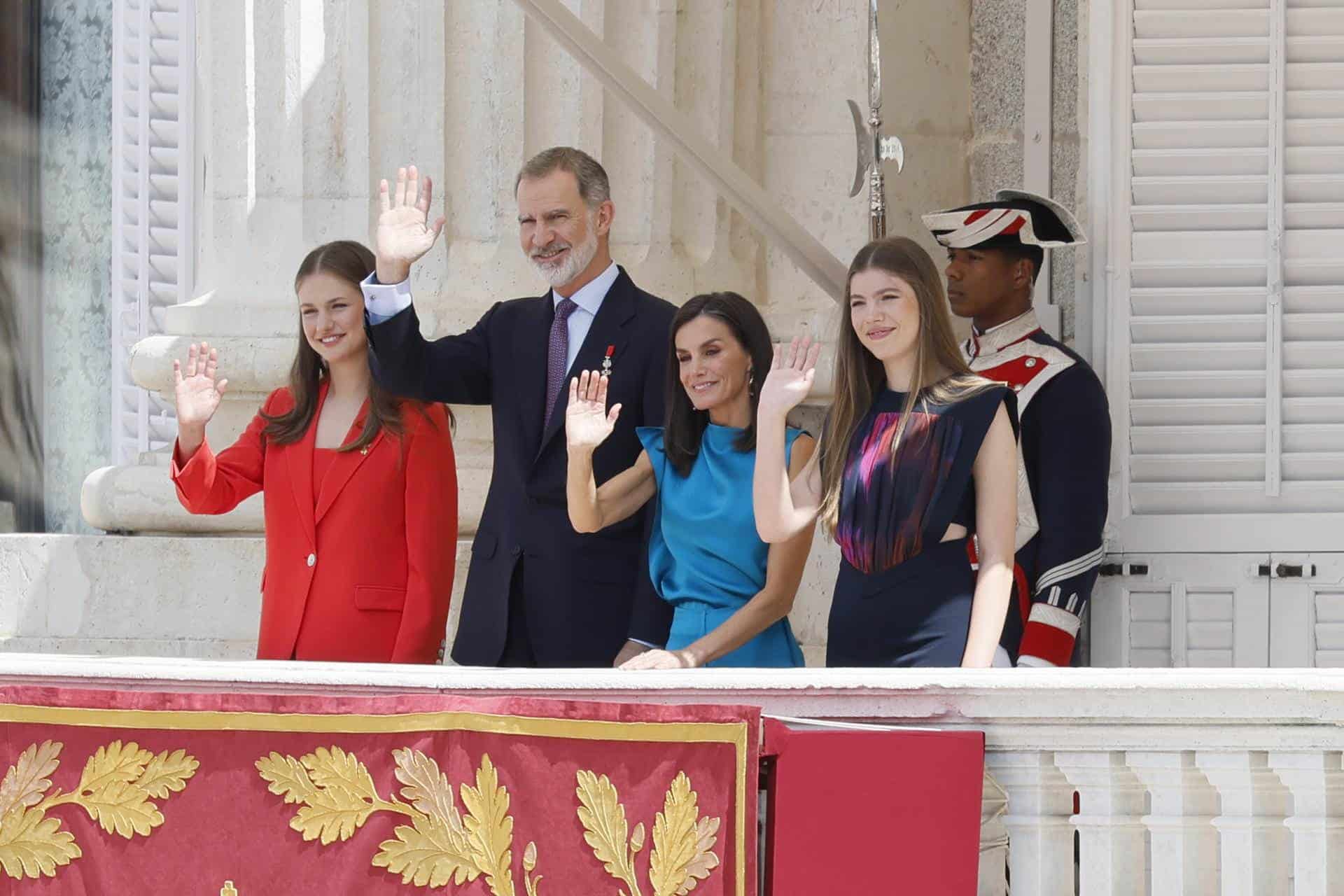 (De i a d) La princesa de Asturias, el rey Felipe VI, la reina Letizia, y la infanta Sofía saludan desde el balcón del Palacio Real en Madrid donde se conmemora el décimo aniversario del reinado de Felipe VI.