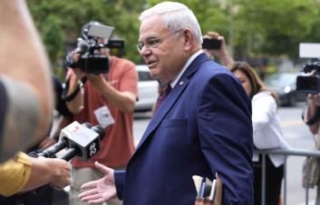 Fiscal federal dice que Menéndez buscó hablar de caso penal antes de recomendarlo para el puesto