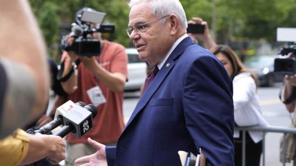 Fiscal federal dice que Menéndez buscó hablar de caso penal antes de recomendarlo para el puesto