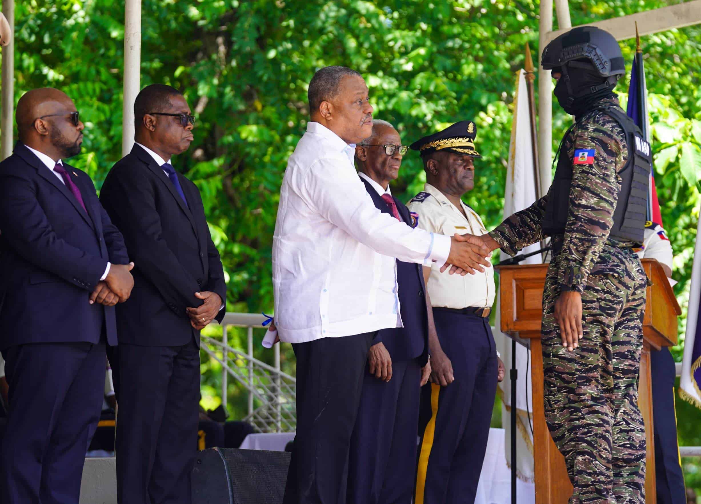 Primer ministro, Garry Conille, durante la graduación de policías haitianos.