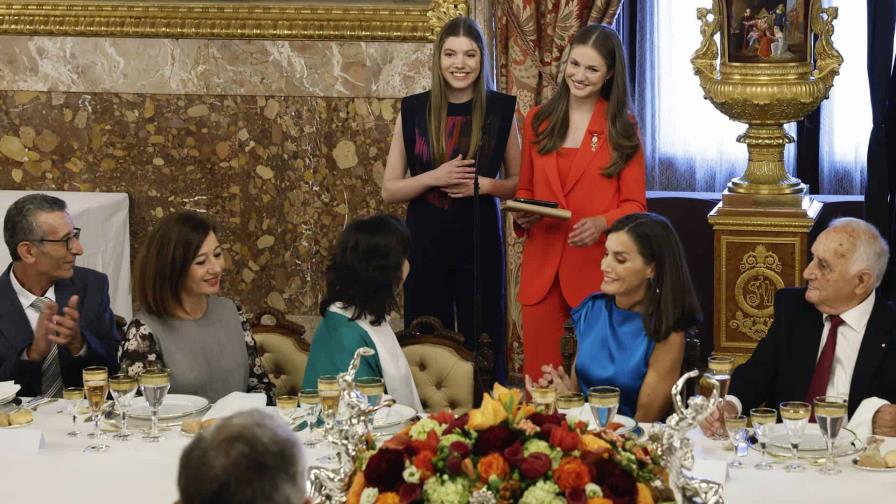 Hijas de los reyes de España los felicitan por sorpresa en el X aniversario de su reinado