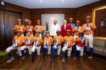 Jugadores del Torneo de Pequeñas Ligas Latino visitan institución bancaria Jugadores del Torneo de Pequeñas Ligas Latino visitan institución bancaria