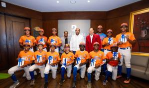 Jugadores del Torneo de Pequeñas Ligas Latino visitan institución bancaria