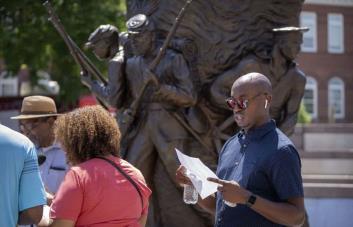 En Juneteenth, periodista honra a sus antepasados en una ceremonia para los soldados negros