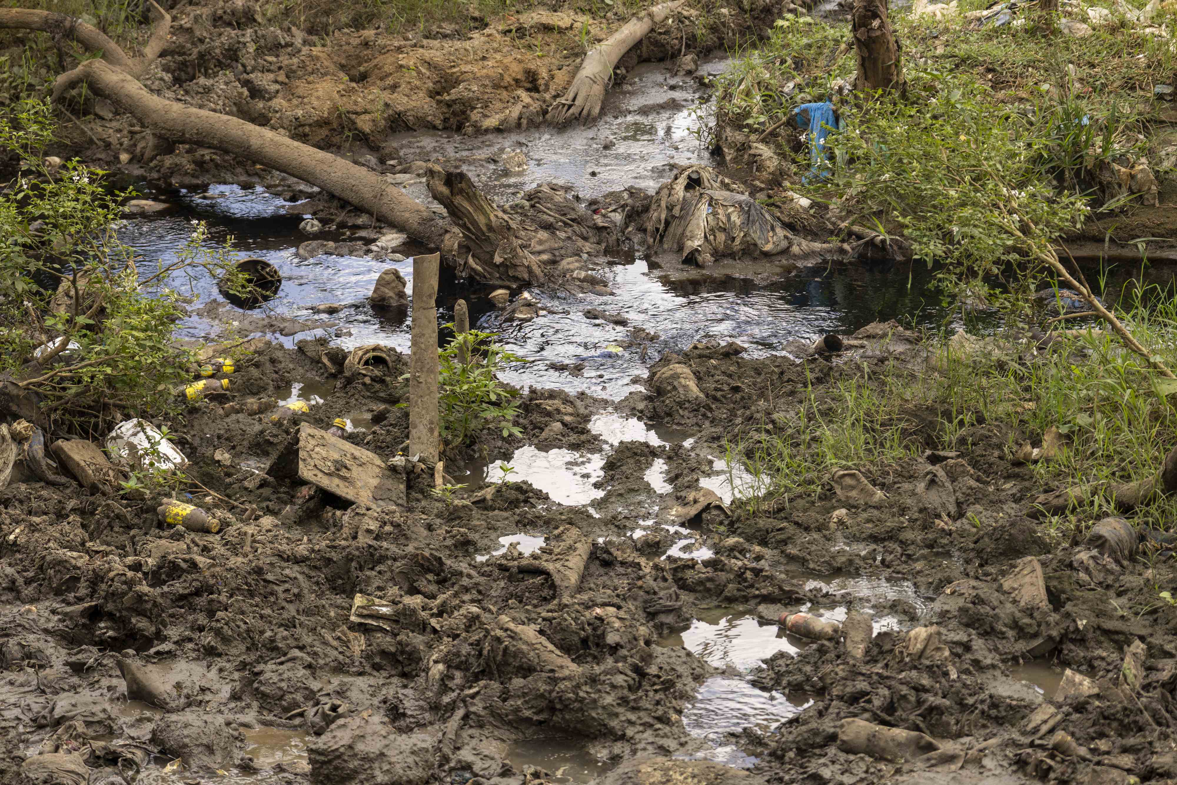 Parte de los desechos humanos líquidos que son depositados en Duquesa se unen con los lixiviados que van a parar al Rio Isabela.