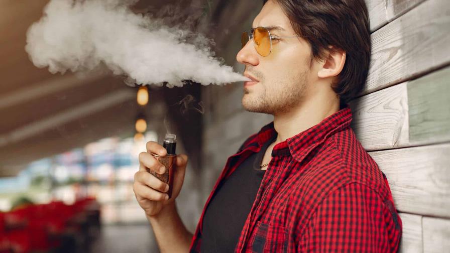 Sociedad de Neumología sugiere a cabildos del país prohibir vapes y hookahs en parques