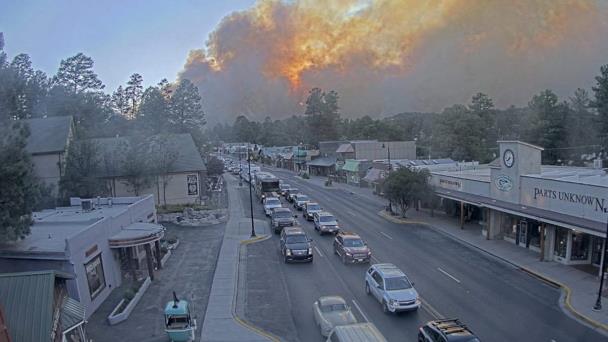 Incendios en Nuevo México cobran dos vidas, pero la lluvia ofrece esperanza de alivio
