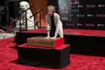 Carol Burnett inmortaliza sus huellas en el Paseo de la Fama de Hollywood