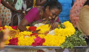 Una treintena de muertos en India por consumir alcohol adulterado