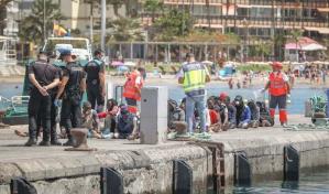 Encuentran muertos a cinco inmigrantes en una embarcación cerca de Canarias