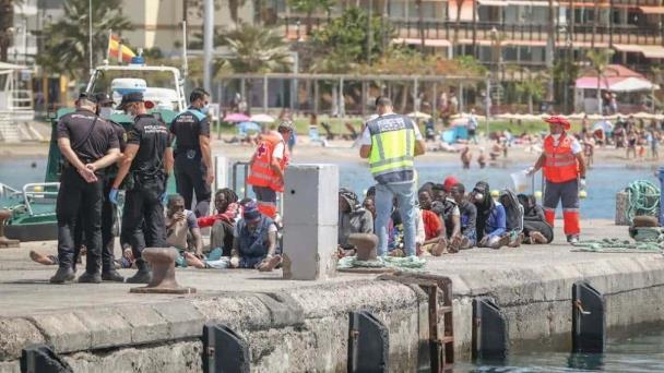 Encuentran muertos a cinco inmigrantes en una embarcación cerca de Canarias