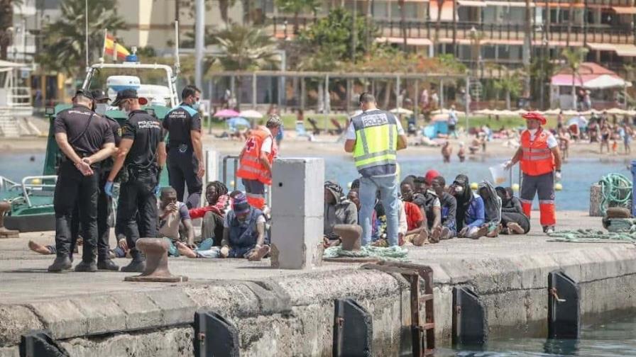 Encuentran muertos a cinco inmigrantes en una embarcación cerca de Canarias