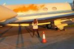 Ecologistas rocían con pintura jets privados en aeropuerto londinense Ecologistas rocían con pintura jets privados en aeropuerto londinense