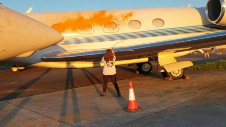 Ecologistas rocían con pintura jets privados en aeropuerto londinense