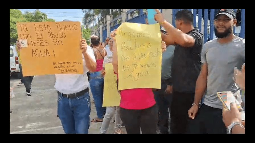 Protestan por falta de agua potable en sectores de Santiago