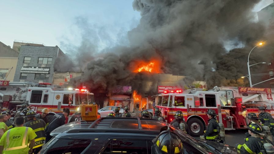 Incendio en tienda de donas de el Bronx deja tres bomberos heridos