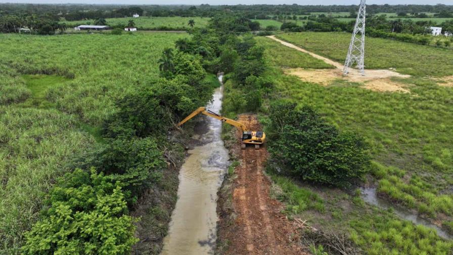 Indrhi interviene canales y drenajes del sistema de riego Yabacao, en Bayaguana