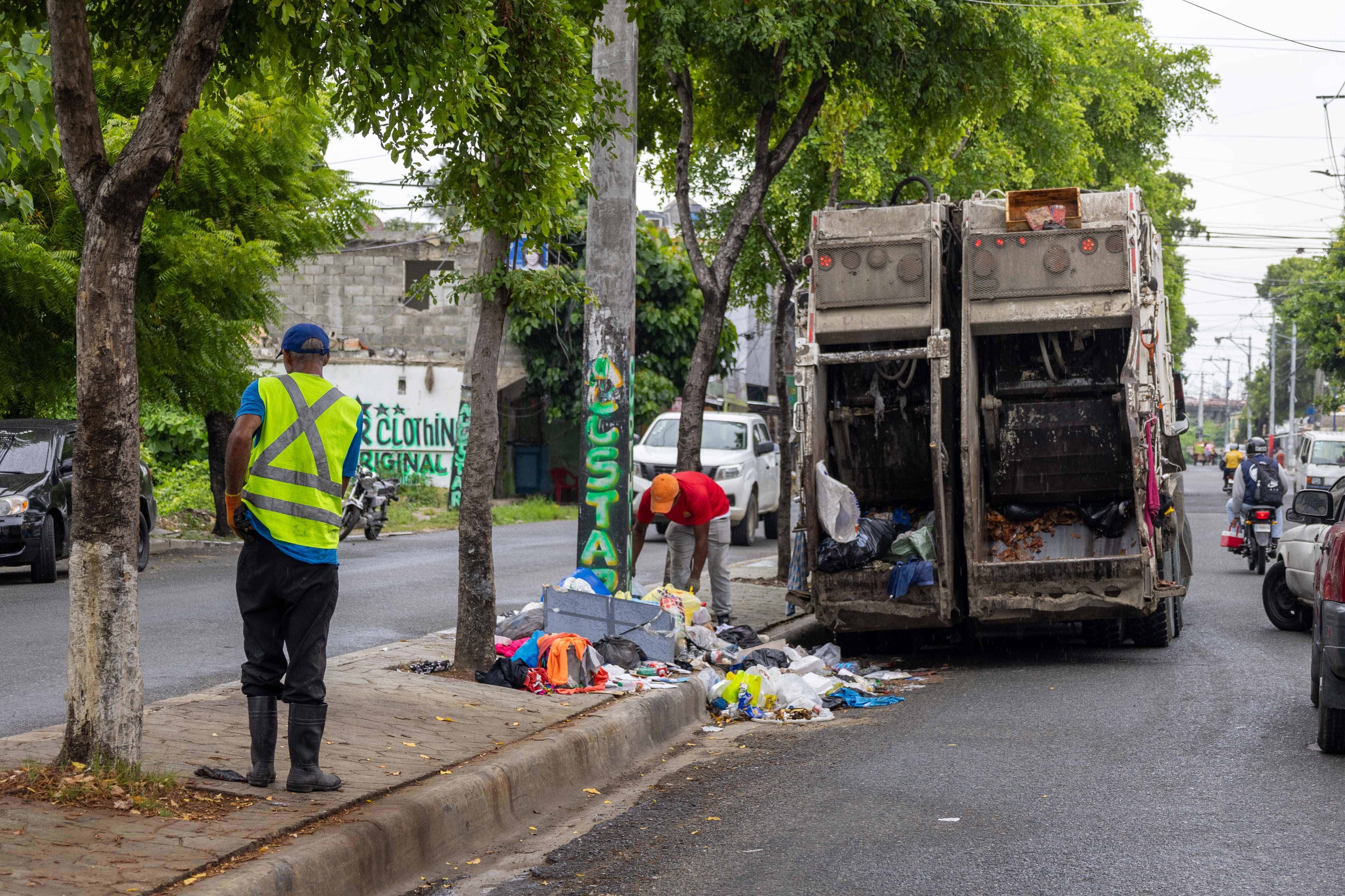 Un camión de la compañía recolectora de la Alcaldía en la Avenida Francisco del Rosario Sánchez.