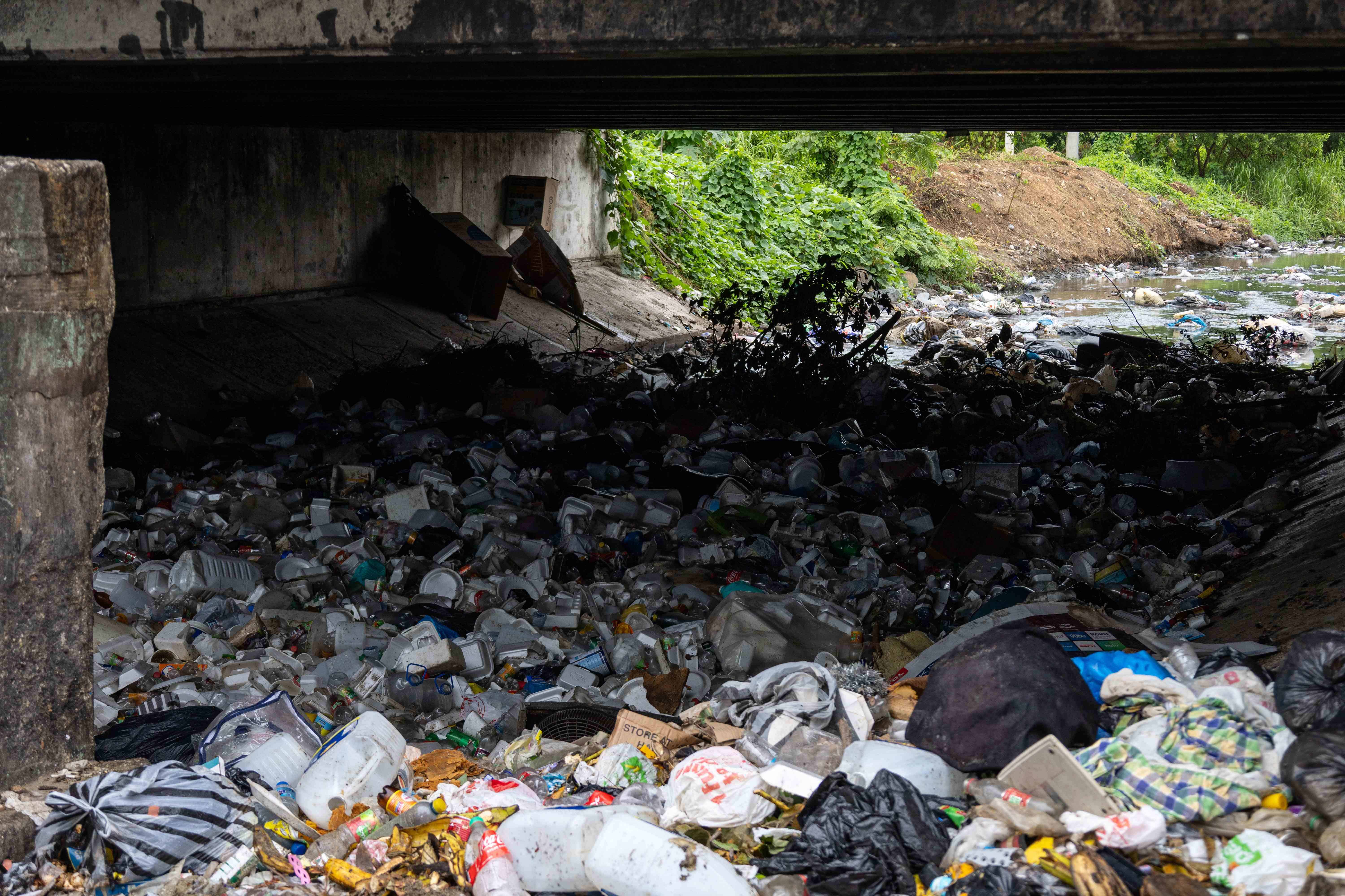 Cúmula de basura en la cañada Bonavide, próximo a río Ozama.