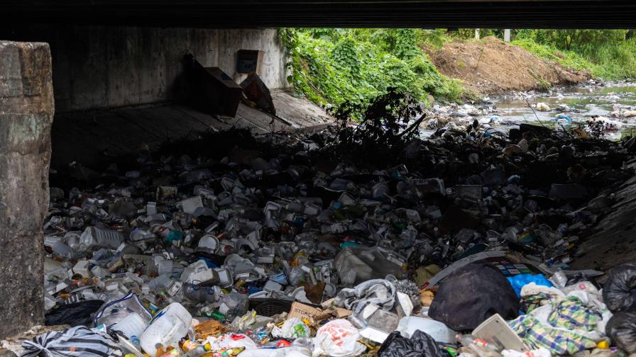 Comunitarios advierten cúmulo de basura satura las cañadas