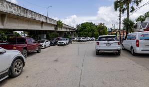 Amenaza latente, el caos de las empresas que rentan vehículos en la Ruta 66 cerca del AILA