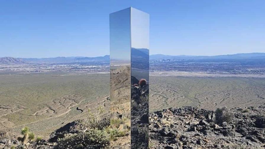 Retiran misterioso monolito brillante de reserva natural montañosa en las afueras de Las Vegas