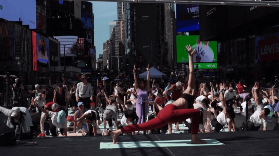 Yoga multitudinario en el día internacional de esta disciplina