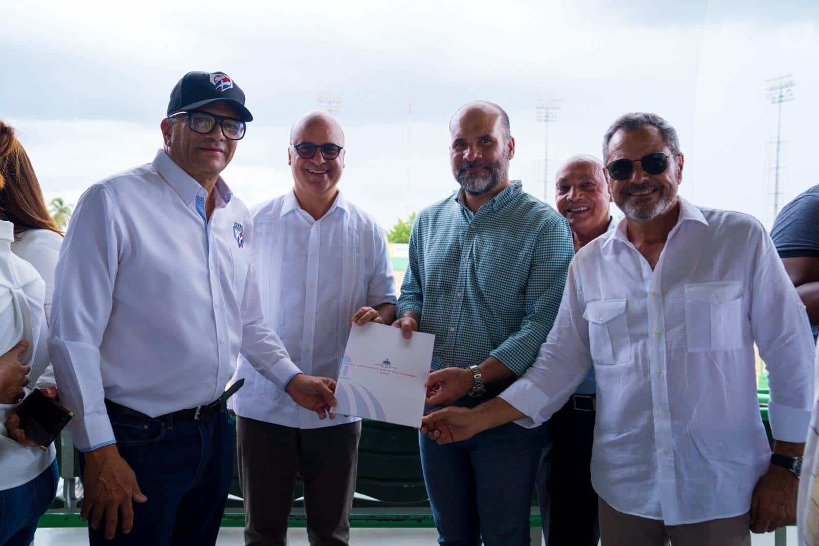 El ministro Igor Rodríguez entrega RD$84 millones a directivos del béisbol para la remodelación del Tetelo Vargas. 