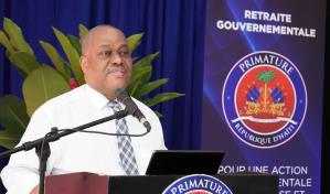 Primer ministro haitiano asiste al funeral de los 3 polic&iacute;as asesinados por bandas armadas