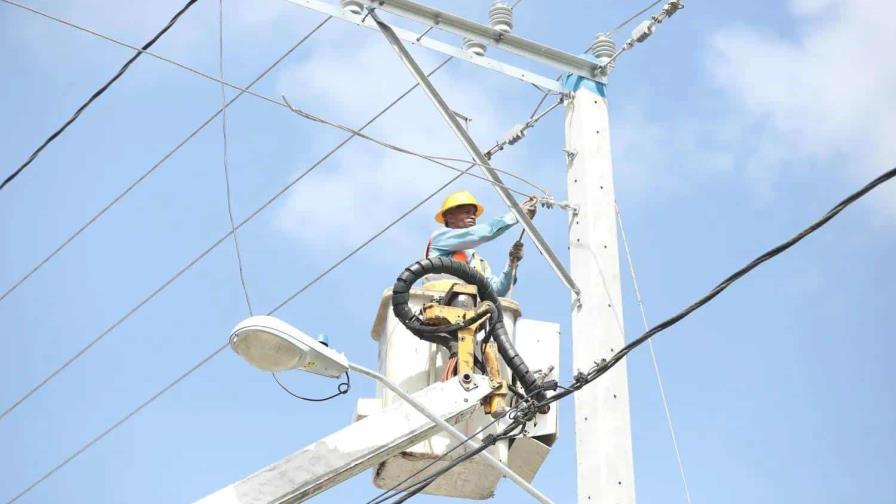 Anuncian suspensión de servicio eléctrico en sectores de Santiago por instalación de transformador