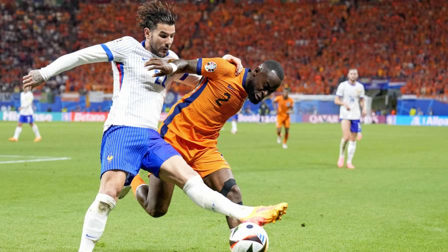 Francia y Holanda empatan a cero con Mbappé viendo el juego desde la banca