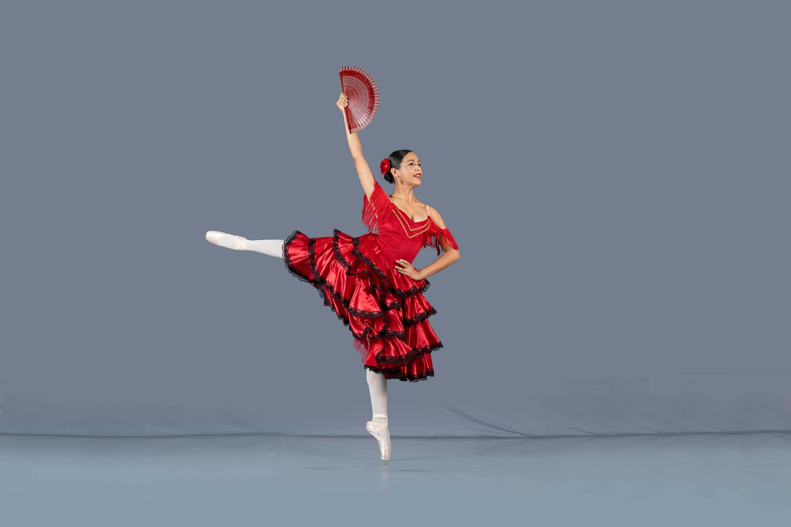 Bailarina del Ballet Clásico Santiago muestra parte de su arte. 