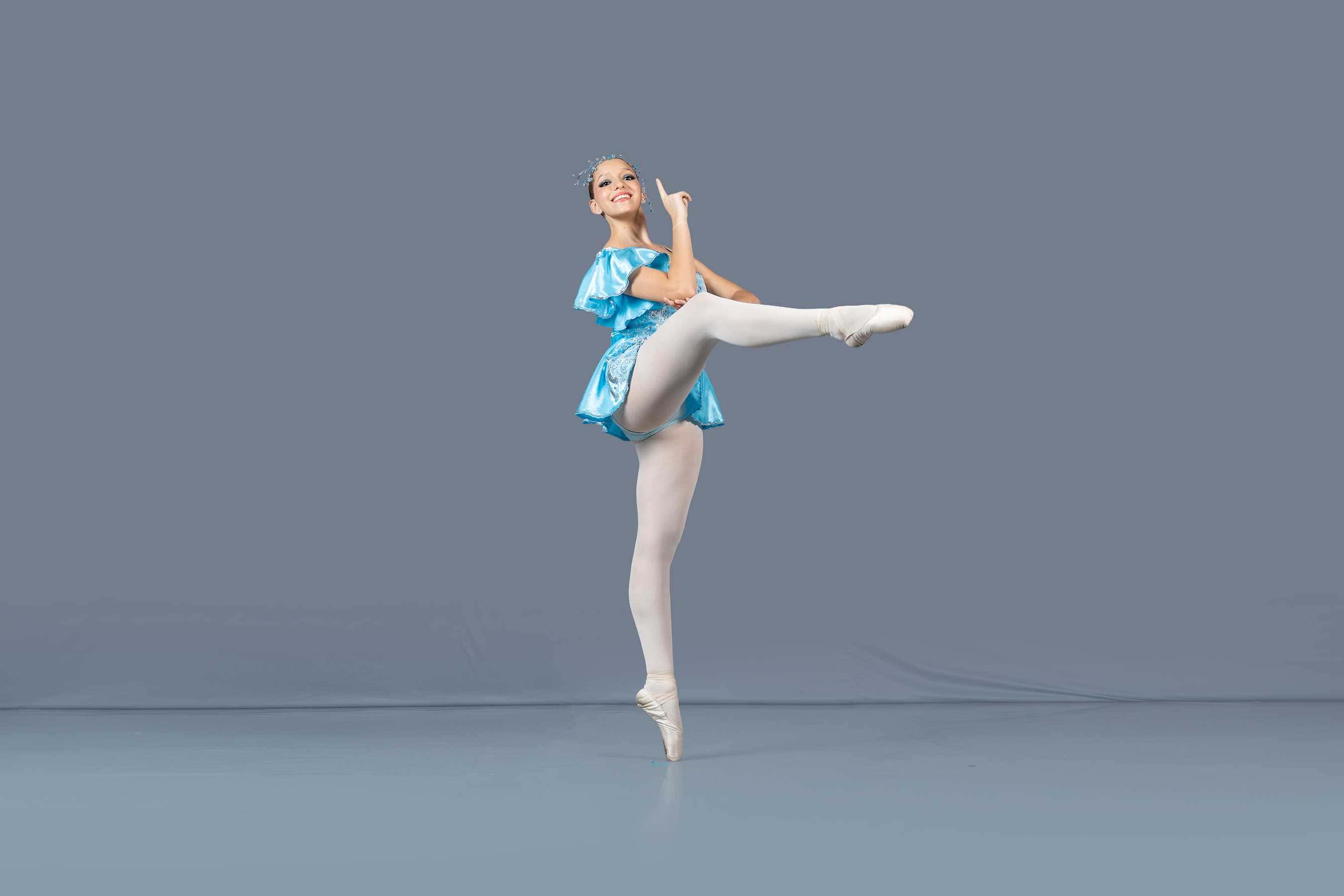 Ballet Clásico Santiago arriba durante este espectáculo a la vigésima graduación de bailarines profesionales. 