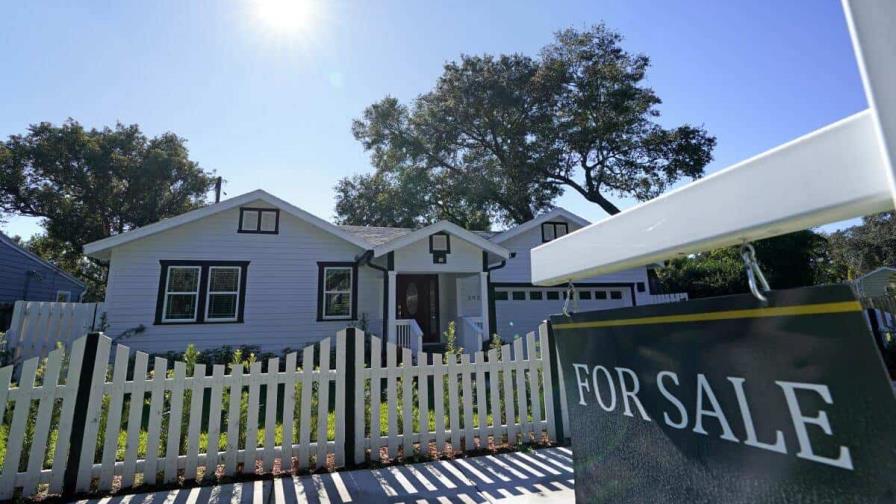 Reventa de viviendas en EEUU cae en mayo y precios marcan récord