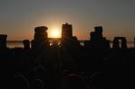 Miles reciben el verano boreal en el sitio prehistórico británico de Stonehenge