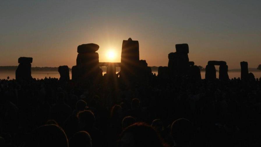 Miles reciben el verano boreal en el sitio prehistórico británico de Stonehenge