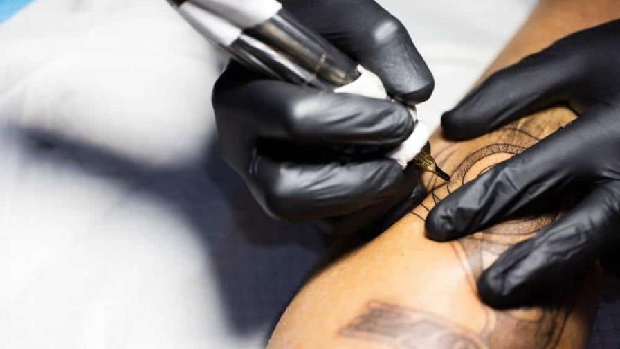 Supremo de EE.UU. falla contra salvadoreño con tatuajes a quien se le negó entrada al país