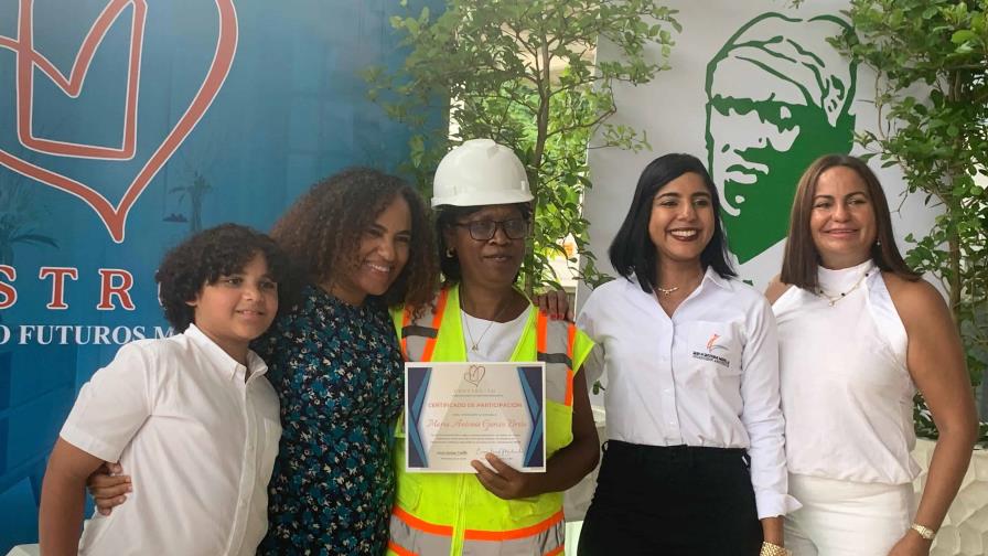 Cuando la valentía supera las barreras de género: 17 mujeres se gradúan de maestras constructoras