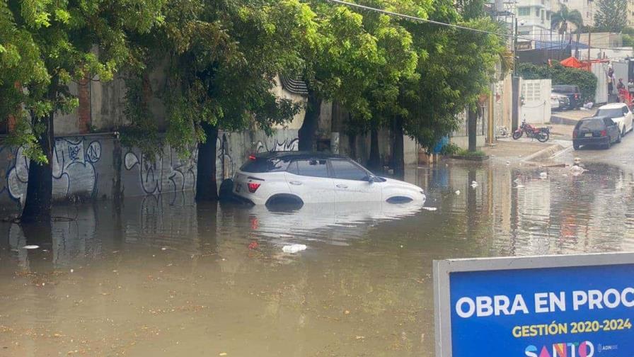 Se inunda vehículo en la Churchill tras registrarse fuerte aguacero en el Distrito Nacional