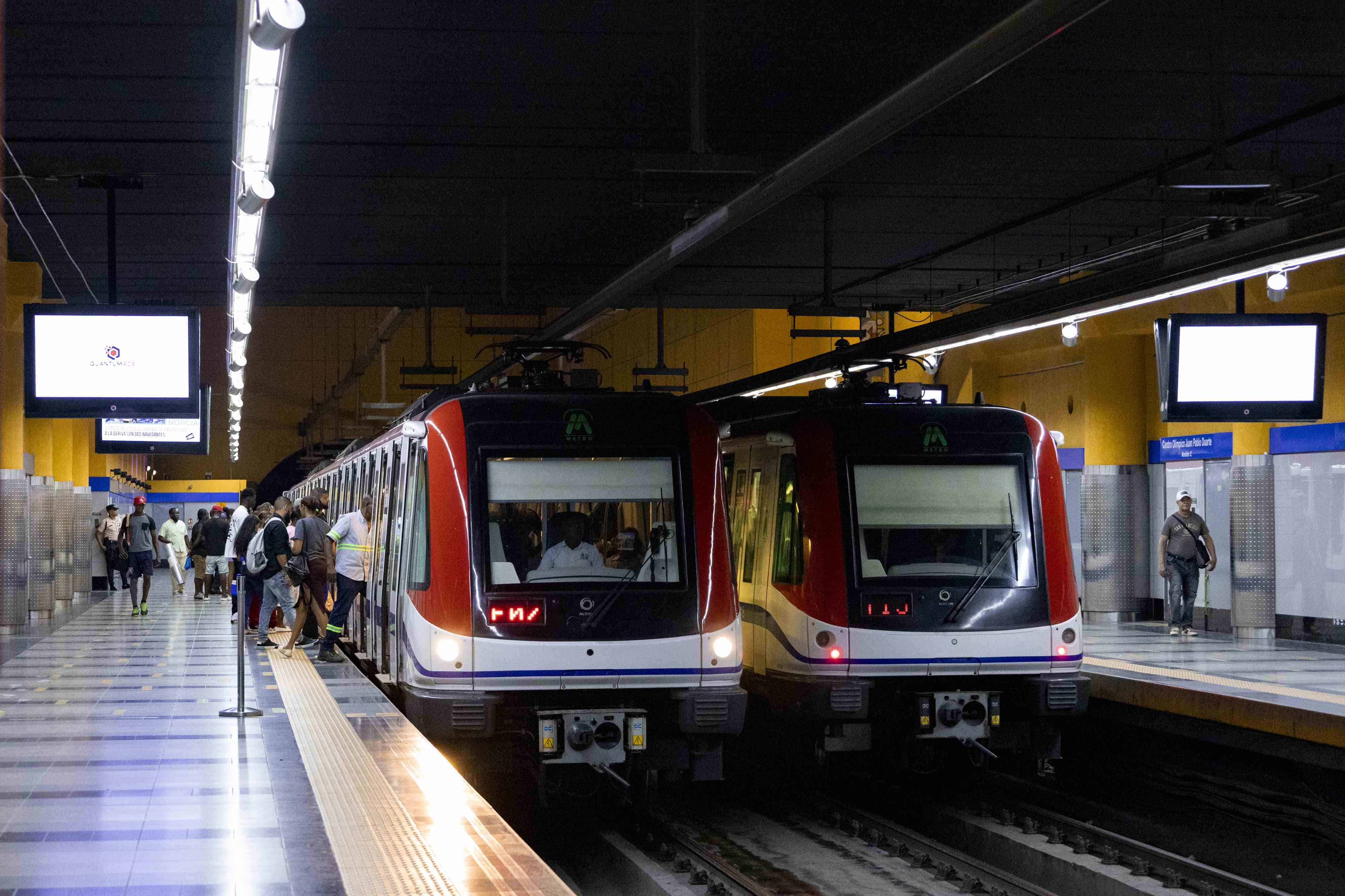 Dos trenes en la estación Juan Pablo Duarte. 