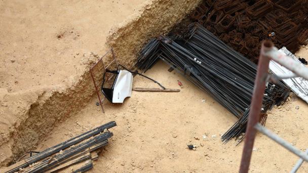 Identifican uno de los muertos de yipeta que cayó en hoyo de construcción en el Evaristo Morales