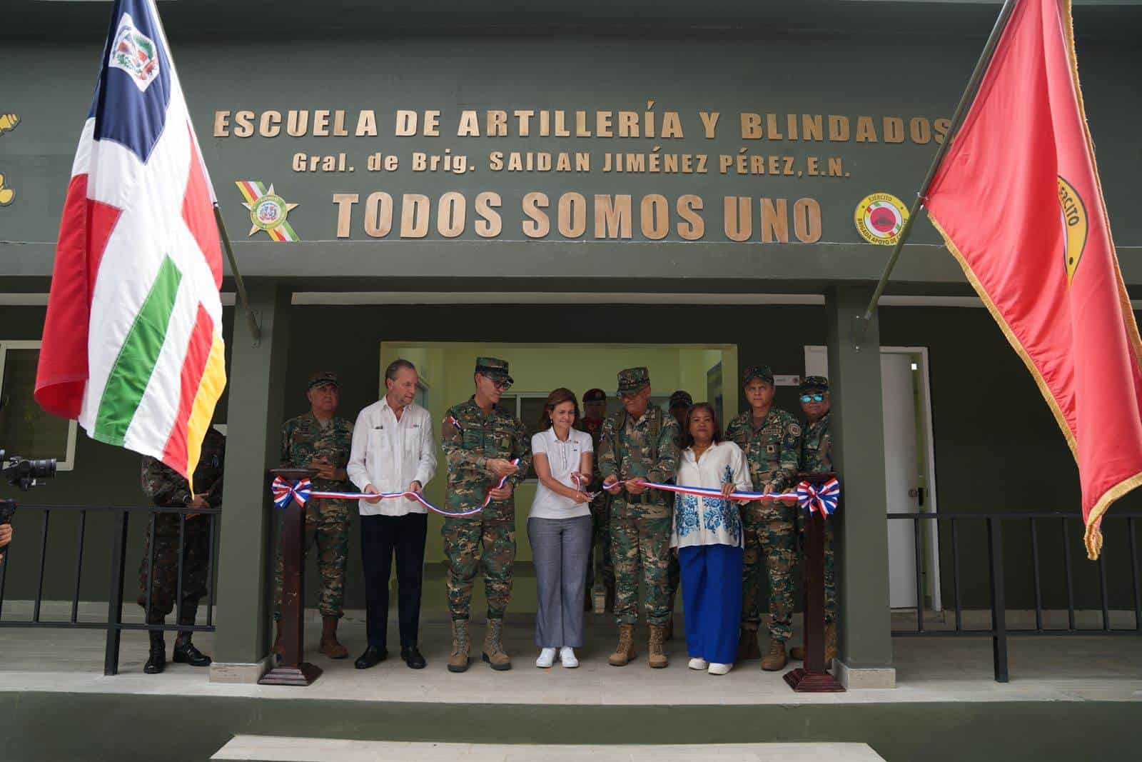 Corte de cinta en la inauguración de la Escuela de Artillería y Blindado.